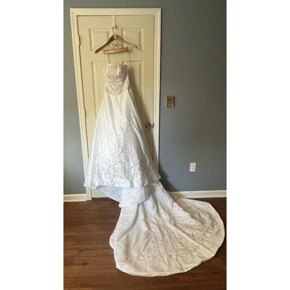 Beautifully Designed Bonny Bridal Wedding Dress with Veil, Slip, Garment Bag - Picture 2 of 12